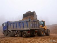 Погрузка песка в грузовик